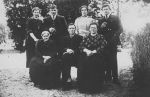 Boere Neeltje 1846-1919 met gedeelte van haar gezin.jpg